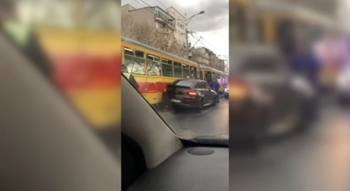 SUDAR KOD VUKOVOG SPOMENIKA Mercedesom se nasukao na tramvaj (VIDEO)