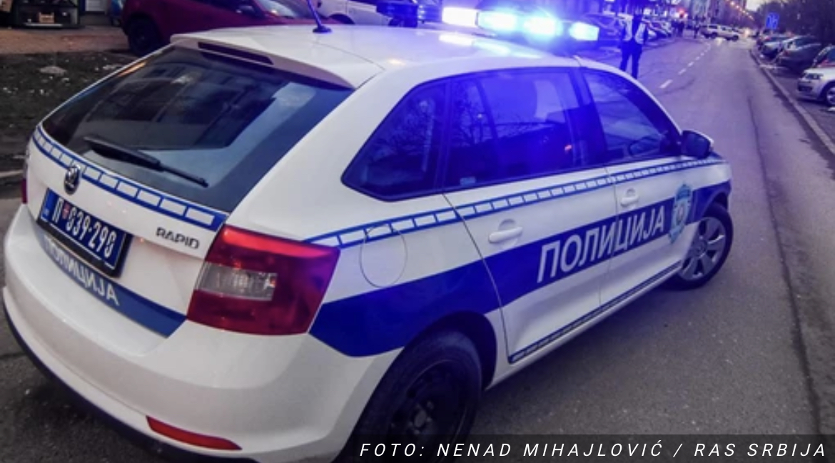 SUDAR KOD HITNE POMOĆI Haube oba vozila su smrskane, stvara se velika gužva
