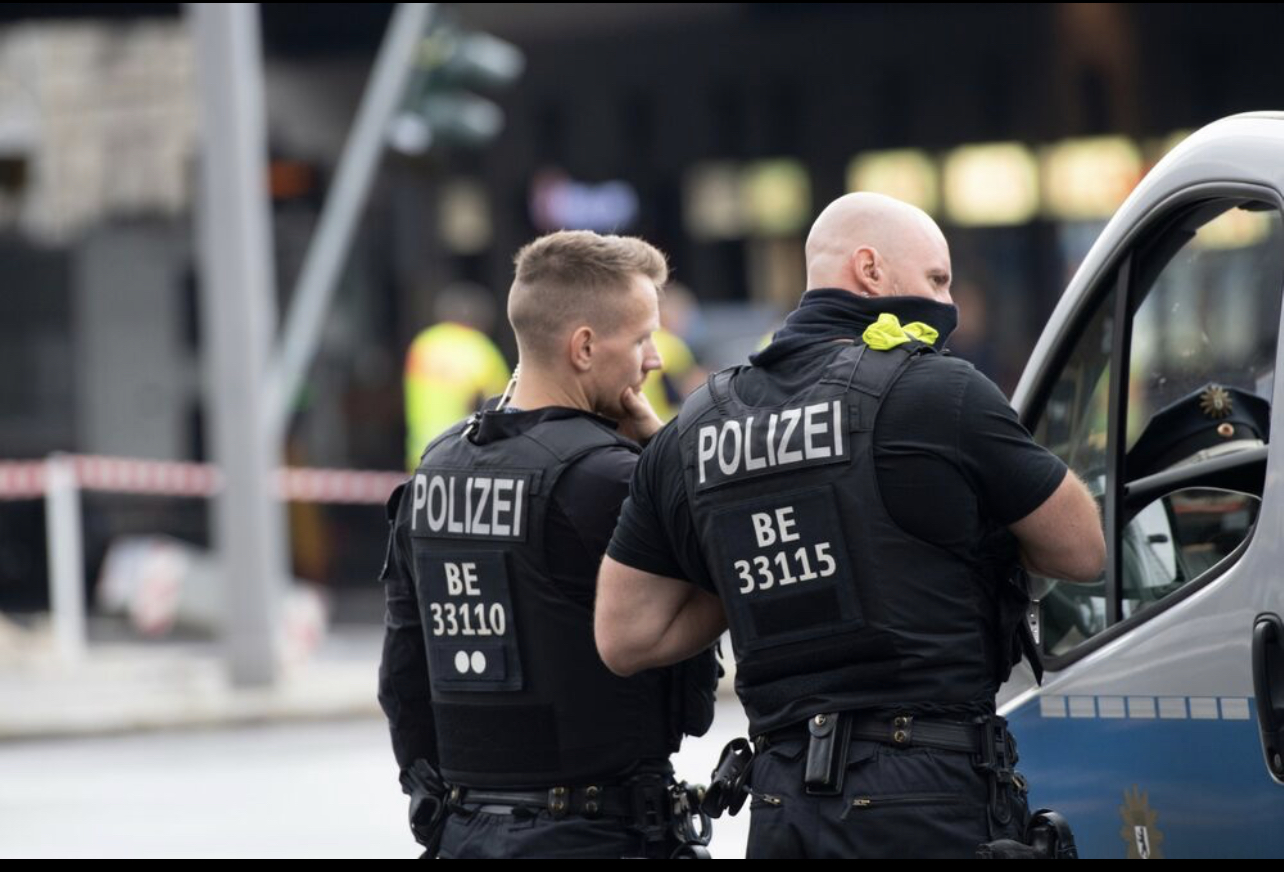 UŽAS U BERLINU: Policija upucala muškarca (23) sa KiM koji&hellip;