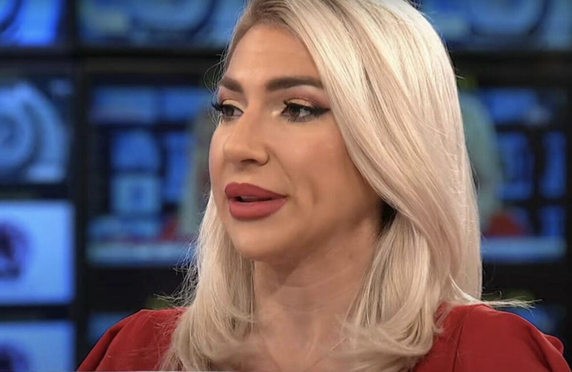 JOVANA U CRVENOM MINIĆU BACILA SVE U TRANS! Nikad kraća haljina, istakla noge, svi gledaju u jedno! (FOTO) 