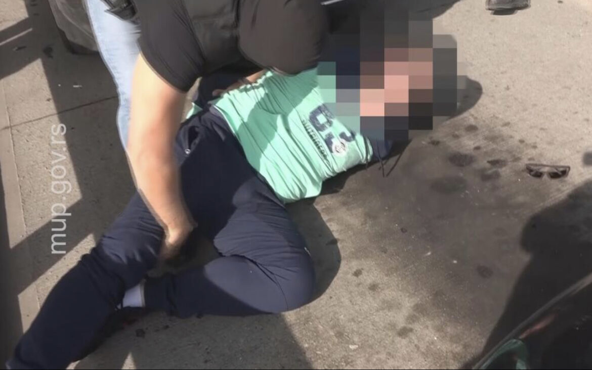 POGLEDAJTE AKCIJU SRPSKE POLICIJE! Izvukli ga iz auta, pa bacili na beton! Razbucali gepek i evo šta su našli (VIDEO) 