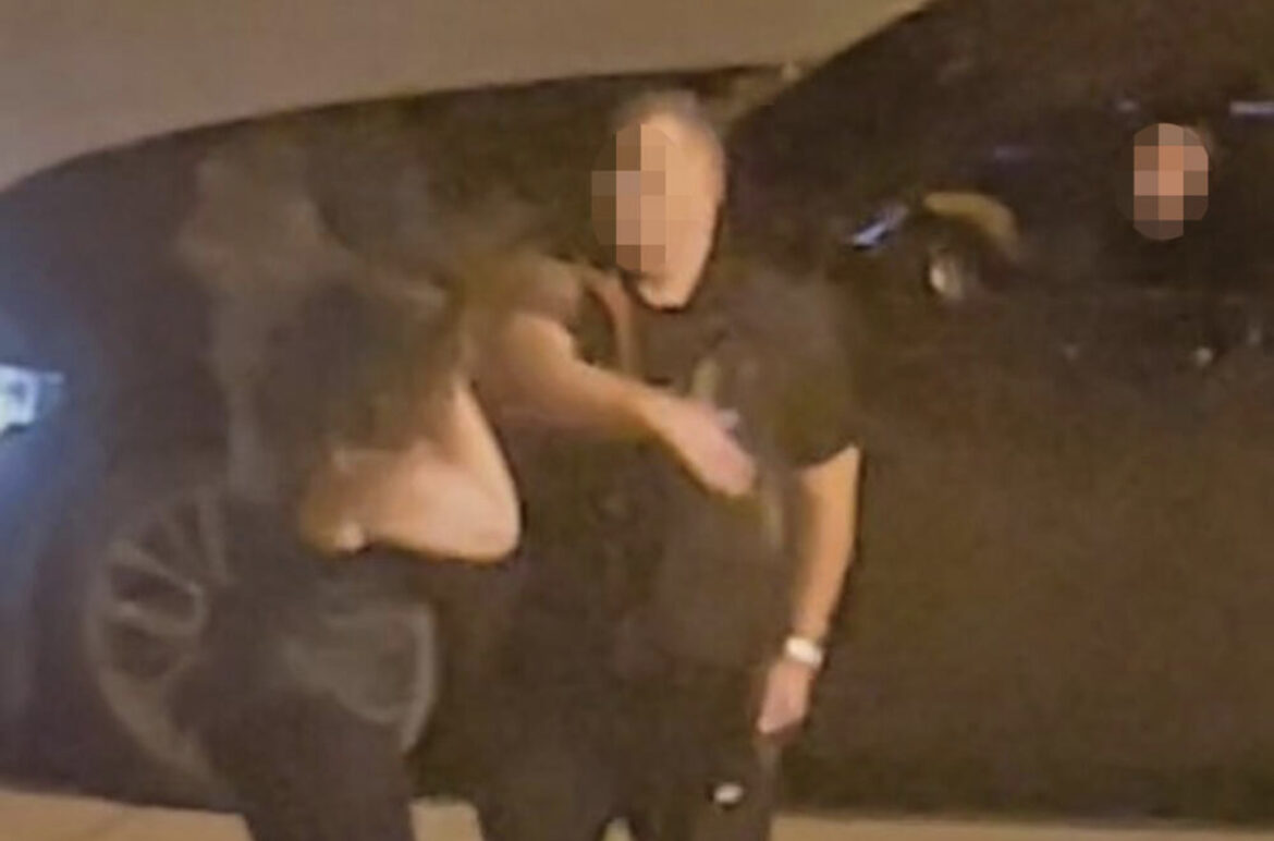 MUŠKARAC BRUTALNO TUČE ŽENU NASRED ULICE U MLADENOVCU! Udara je pesnicom u glavu, davi i lupa šamare, drugi čovek gleda (VIDEO) 