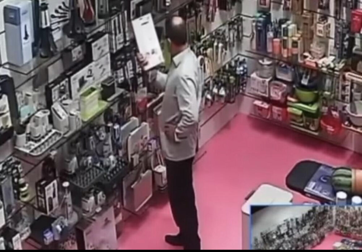 LOPOVI ORDINIRAJU BEOGRADSKIM TRŽNIM CENTRIMA: Pogledajte kako kradu dok ih snimaju nadzorne kamere, jedan noževe stavlja u GAĆE￼