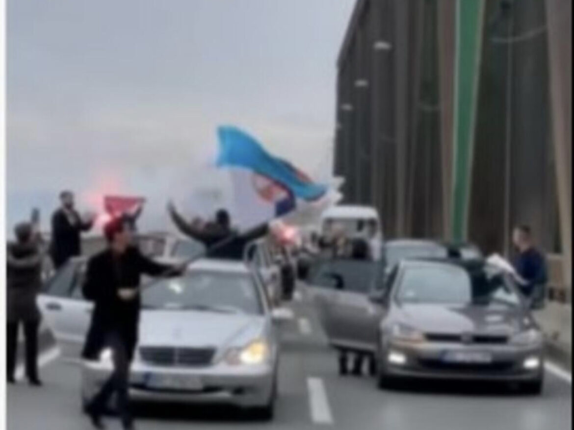 HAOS NA PANČEVCU, A BEOGRAD STAO PA GLEDA: Automobili trube, vije se srpski barjak! Svatovi izazvali kolaps na mostu! (VIDEO) 