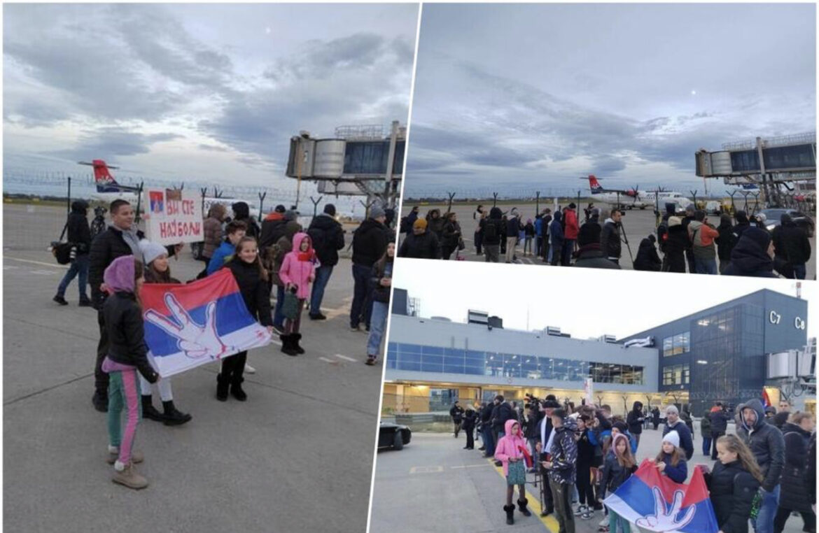 UŽIVO! ORLOVI SLETELI U BEOGRAD: Reprezentacija u okrnjenom sastavu stigla u Srbiju posle neuspeha na Mundijalu 