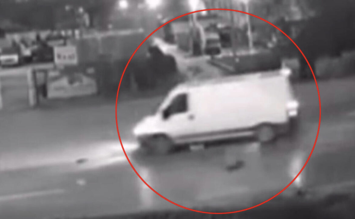(UZNEMIRUJUĆE) Pojavio se snimak saobraćajke u Novom Pazaru, automobil baca devojčicu (15), užasavajuća scena 