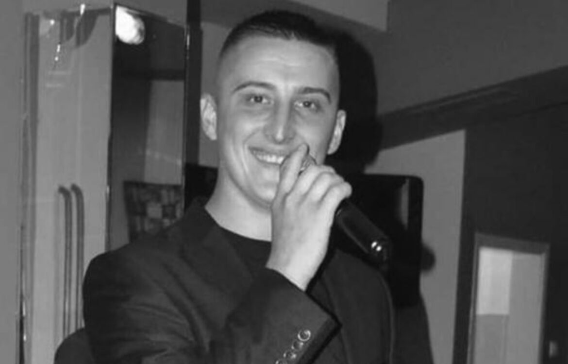 OVO JE PEVAČ POGINUO U NESREĆI KOD FUTOGA: Sima na mestu ostao mrtav, auto sleteo s puta u kanal