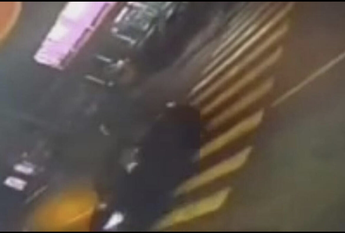 UZNEMIRUJUĆI SNIMAK POGIBIJE! NASTRADALI MIHAJLO RAZMIŠLJA GDE DA BEŽI, AUDI NALEĆE VELIKOM BRZINOM: Tragičan momenat na pešačkom!