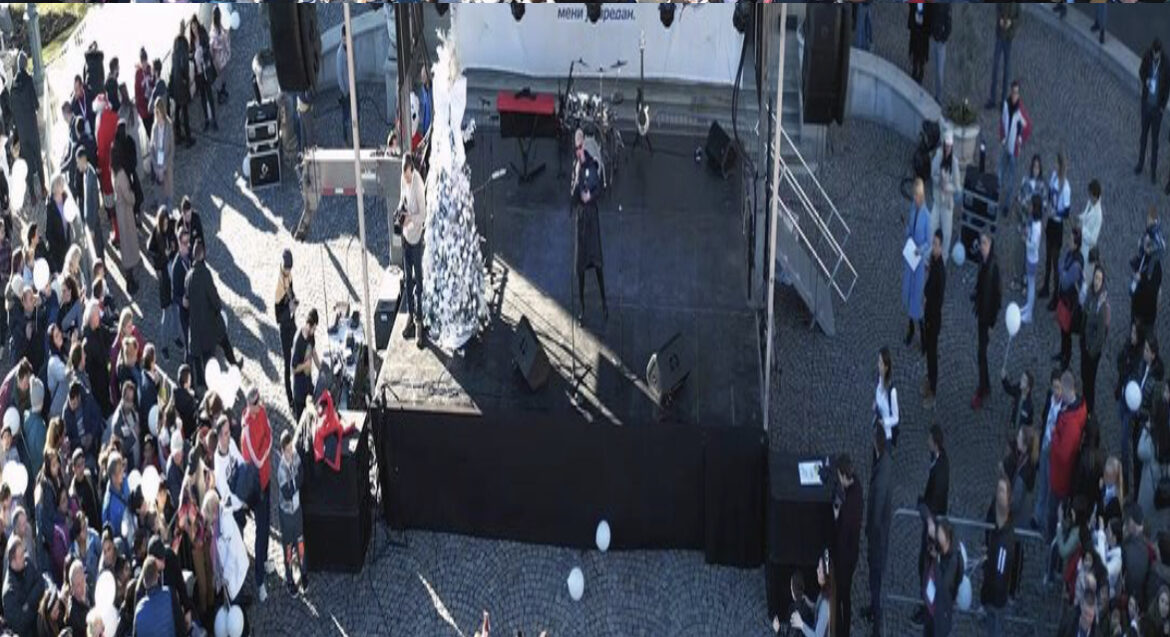 MALIŠANI DOBILI PAKETIĆE NA MANIFESTACIJI ISPRED STAROG DVORA: Fondacija SND se zahvaljuje svima koji su deci darivali ljubav￼