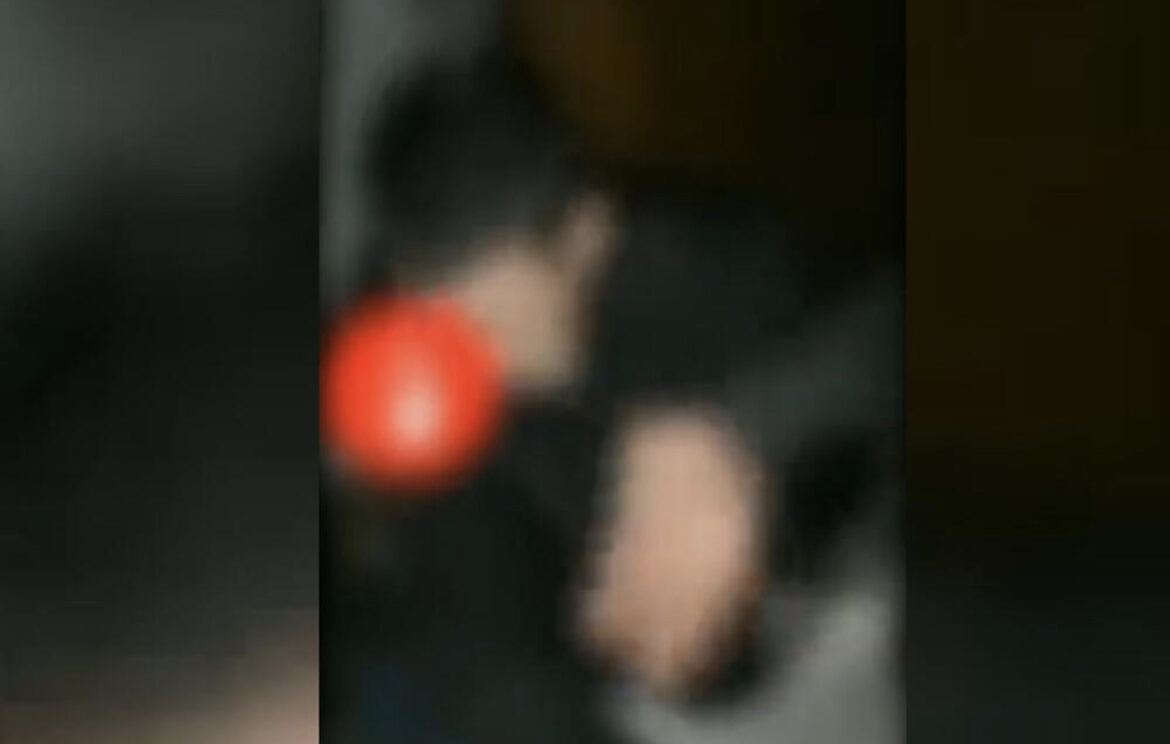 POJAVIO SE ZASTRAŠUJUĆI SNIMAK NASILJA NAD MOMKOM: Moli da ga puste, nasilnici udaraju gde stignu, traže pare i sve snimaju VIDEO