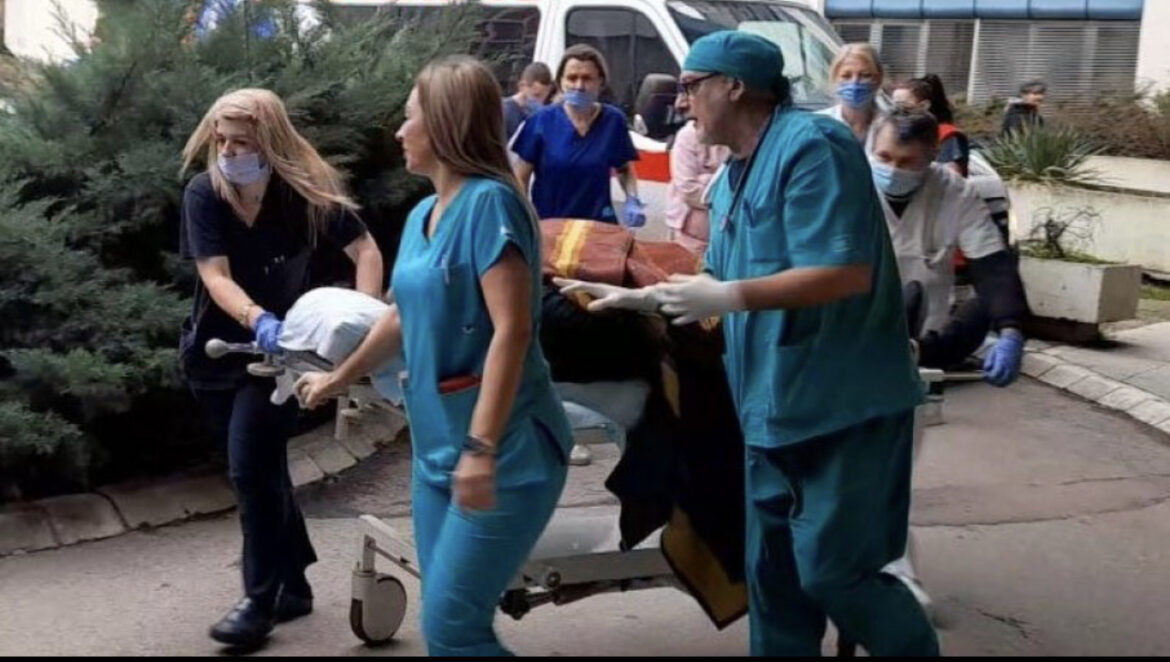Teško ranjenog Miljana dovoze u kraljevačku bolnicu (FOTO)