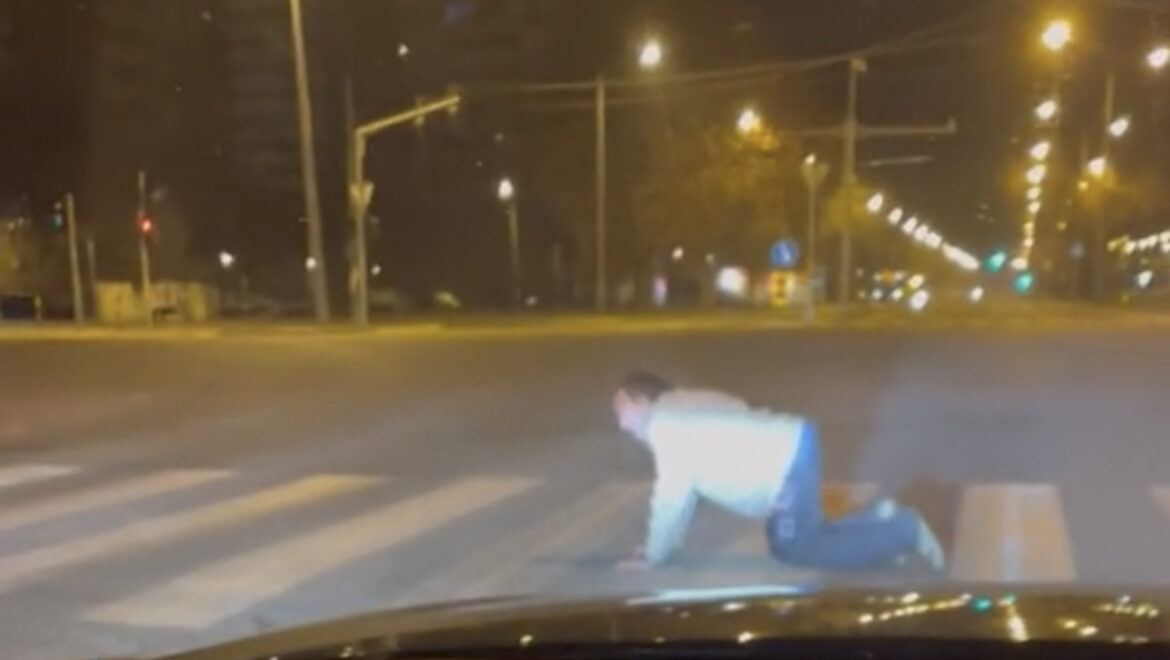 ŠOK NA BEOGRADSKOJ ULICI, ČOVEK PUZI PREKO PEŠAČKOG! Svi ovo gledaju u neverici, snimljeno u cik zore! (VIDEO)￼