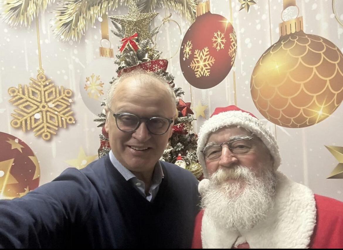HIT! POGLEDAJTE FOTKU GORANA VESIĆA SA DEDA MRAZOM: A evo šta je ministar poželeo sebi za Novu godinu