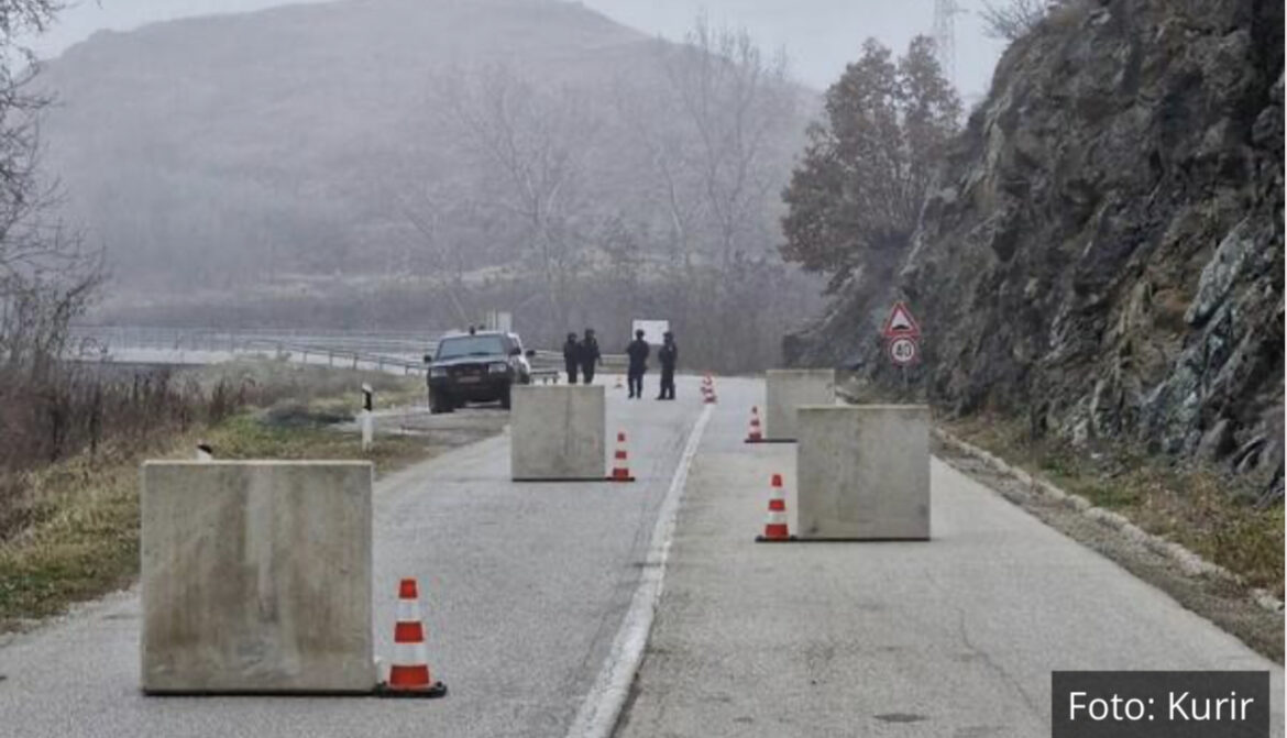 CIK-CAK PUTEM MITROVICA-LEPOSAVIĆ: Kosovska policija ponovo postavila betonske prepreke, dodatno ojačali kontejner