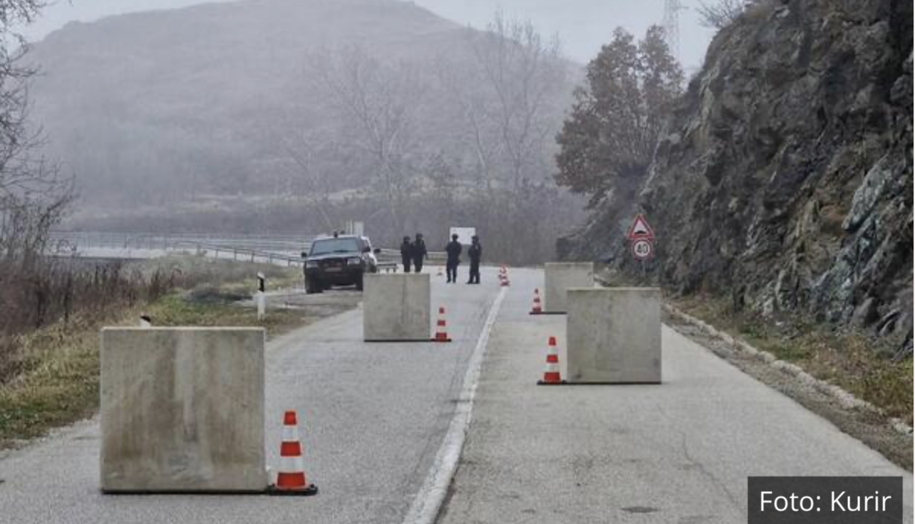 CIK-CAK PUTEM MITROVICA-LEPOSAVIĆ: Kosovska policija ponovo postavila betonske prepreke, dodatno&hellip;