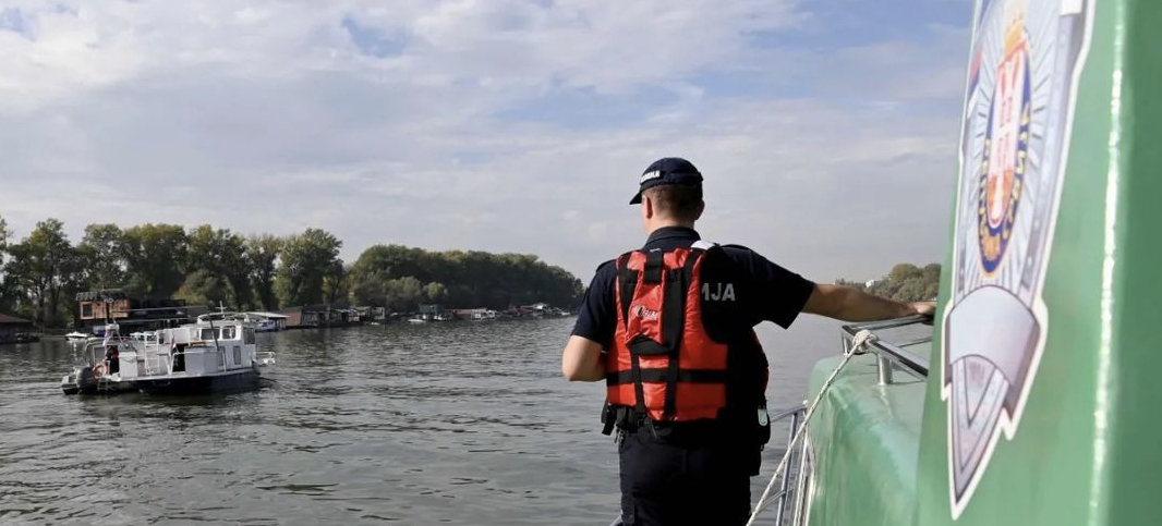 DRAMA U BEOGRADU: Poznati splav se otkačio i nekontrolisano plutao Savom MORALI DA GA VEŽU ZA BROD USIDREN KOD MOSTA