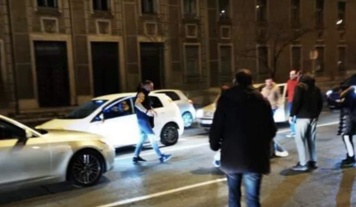 HOĆEŠ GLAVU DA TI OTKINEM? Jeziva scena u Zemunu, devojka oborena na pešačkom, nepomično leži, a vozač PRETI PROLAZNICIMA (VIDEO)￼