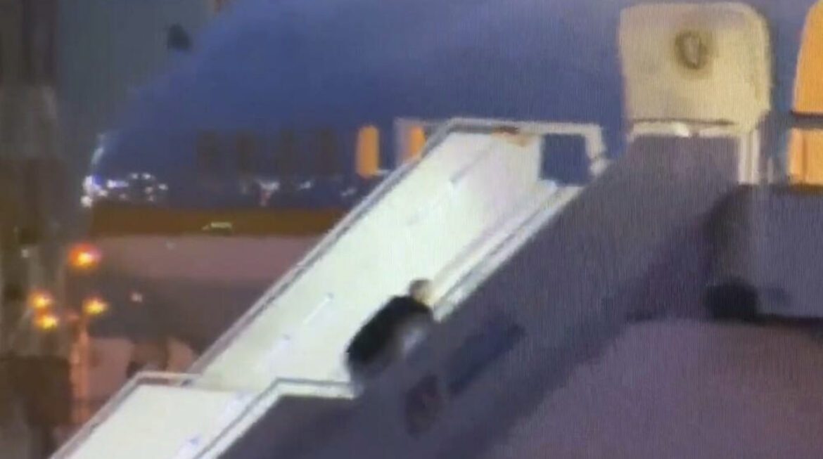 BAJDEN PAO NA STEPENICAMA: Ulazio u predsednički avion, a onda je SVE POŠLO PO ZLU! Pogledajte snimak (VIDEO) 