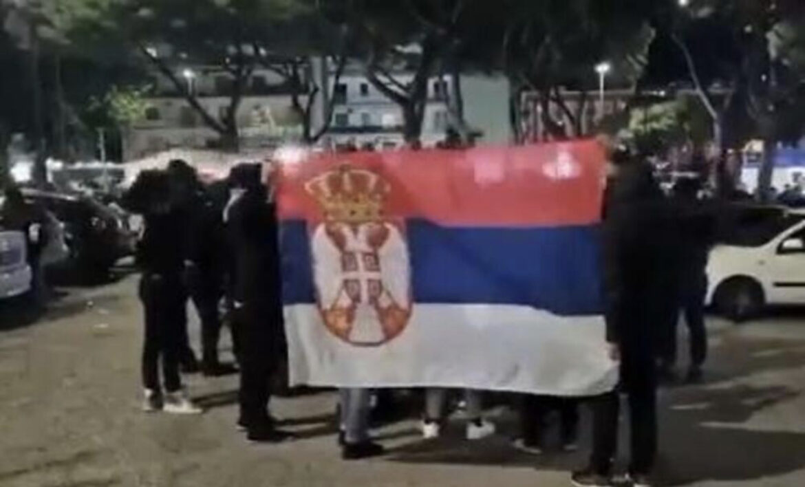 NAVIJAČI NAPOLIJA SLAVILI SA SRPSKOM ZASTAVOM! Hit snimak stiže iz Italije: Delije će biti oduševljene! 