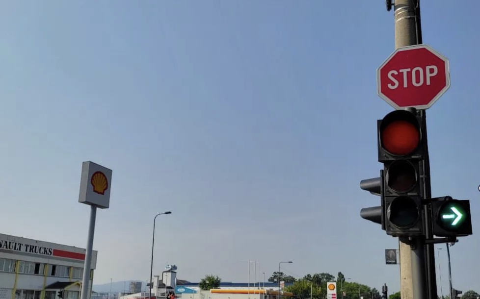 DOBRA VEST ZA VOZAČE, EVO KOLIKO KAMERA ĆE SNIMATI PROLAZAK NA CRVENO SVETLO! Kazne paprene, a snimaće se i ostali prekršaji…