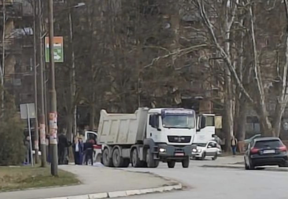 UŽAS U LUČANIMA: Kamion udario devojku (30), ona preminula na licu mesta (FOTO)
