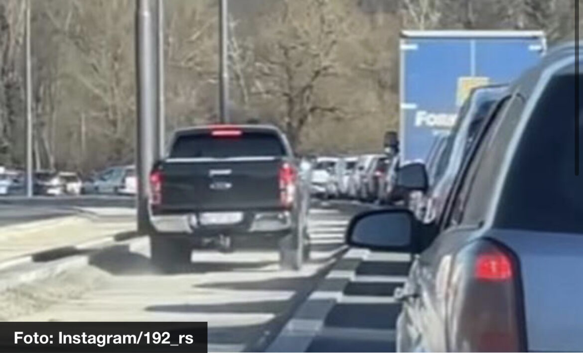 „ZAŠTO BI ON ČEKAO SA OBIČNIM SMRTNICIMA“ Za njega nema gužve kod Rakovice, vozač TERENCA smotao u kanal! VOZAČI GORE! 