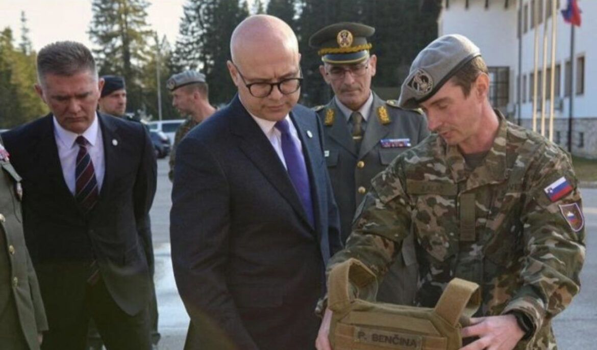 Ministar Vučević obišao 132. gorski puk Slovenske vojske, delegaciji Srbije predstavljena vojna oprema ove jedinice (FOTO) 