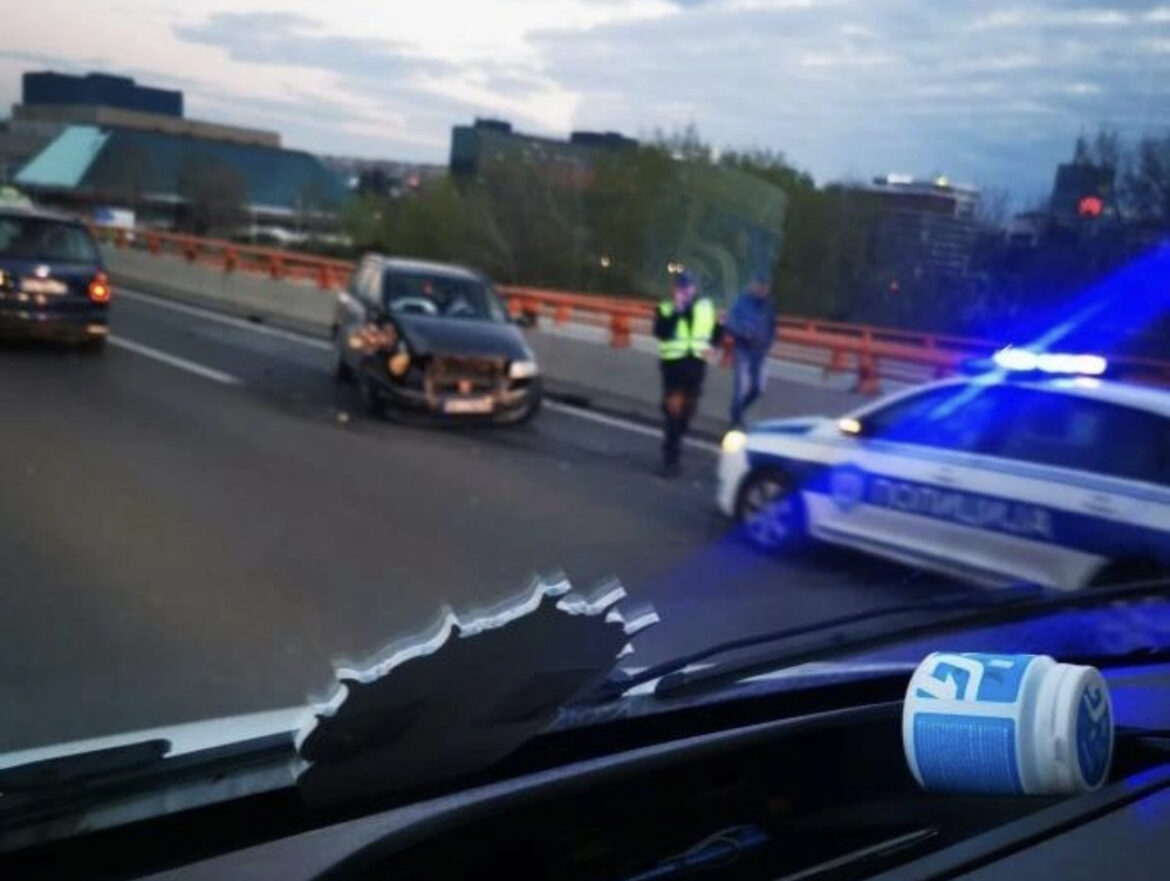 (FOTO) VOZAČI, IZBEGAVAJTE GAZELU! Automobil udario autobus, stvara se velika gužva