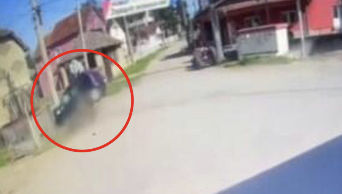 UZNEMIRUJUĆE! POJAVIO SE SNIMAK STRAVIČNE NESREĆE U GROCKOJ: Auto u punoj brzini udara u banderu, otac gine, ćerka teško povređena
