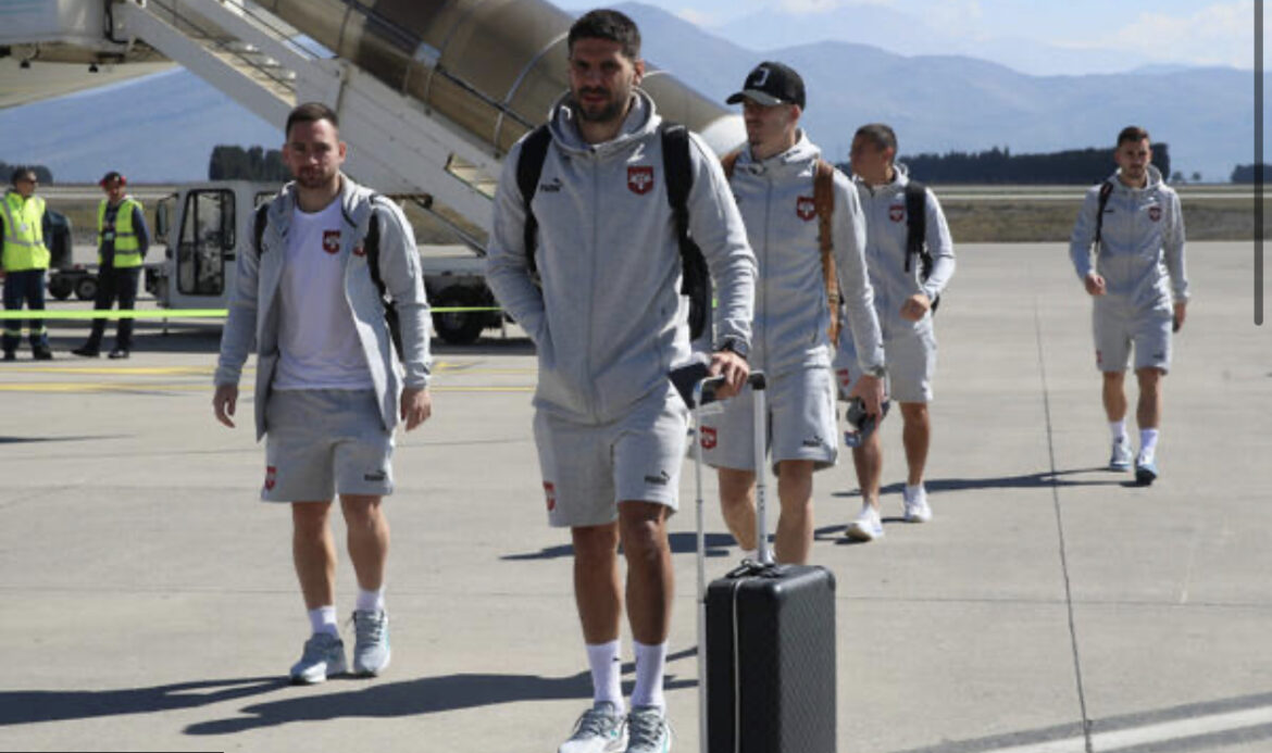 DOČEKANI KAO NAJVEĆI CAREVI! Orlovi stigli u Podgoricu, na aerodromu nastala OPŠTA POMETNJA – fanovi u TRANSU, svi su želeli sliku