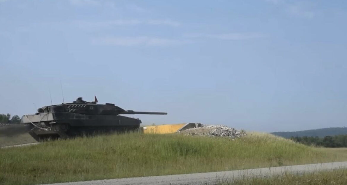 NEMAČKA ISPORUČILA UKRAJINI 18 TENKOVA LEOPARD 2A6: Osim oklopnjaka stigla municija i rezervni delovi, saopštio Olaf Šolc 