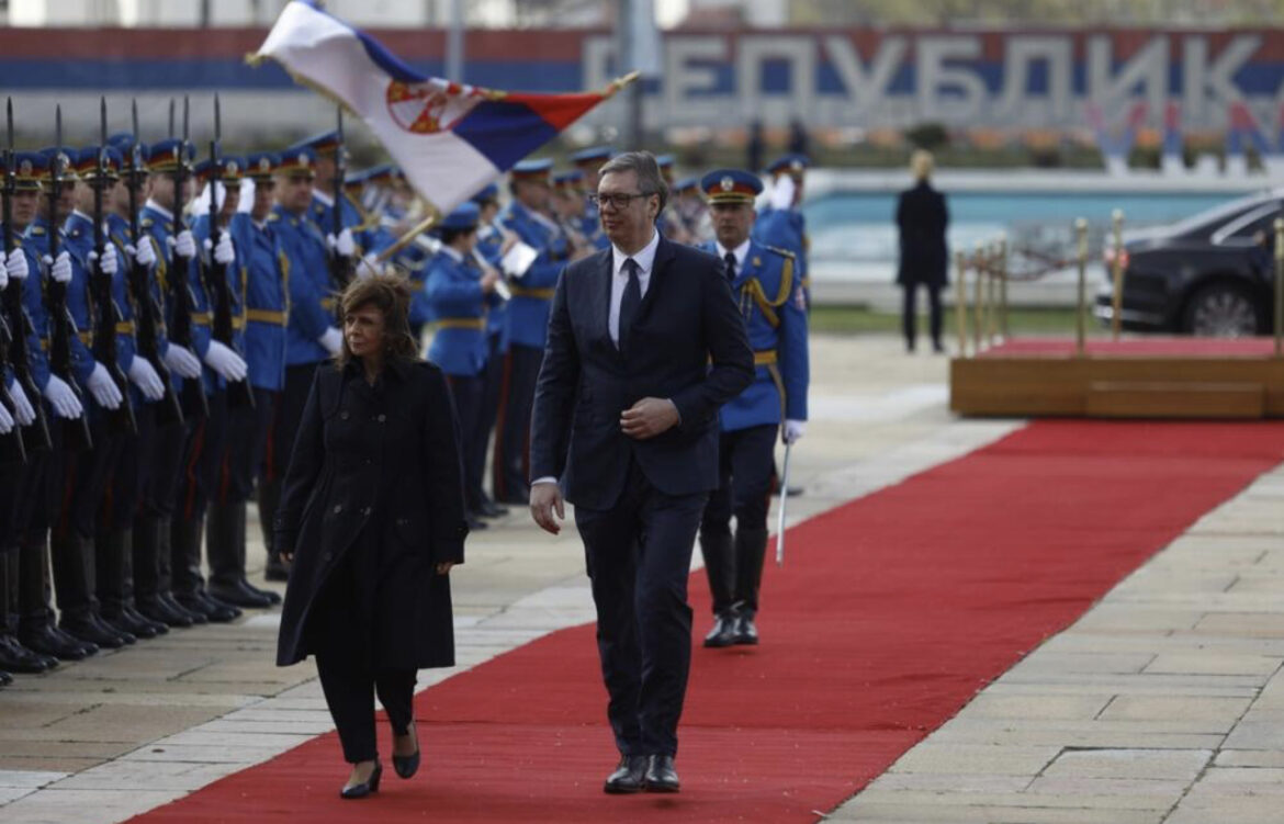 UŽIVO PREDSEDNIK VUČIĆ SA SAKELAROPULU: Svečani doček za predsednicu Grčke, sledi „tet-a-tet“ sastanak 