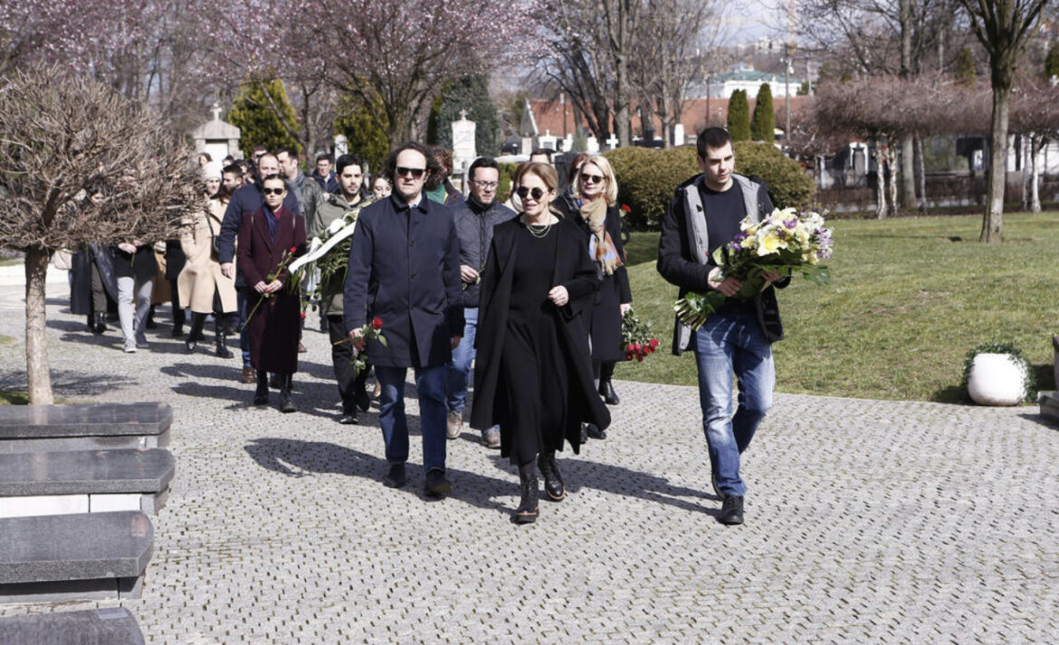 ĐINĐIĆI DOŠLI NA GROBLJE, SIN NOSIO CVEĆE, RUŽICA SVA U CRNOM: 20 godina od ubistva, Luka je sad čovek od 30 i ovako izgleda 