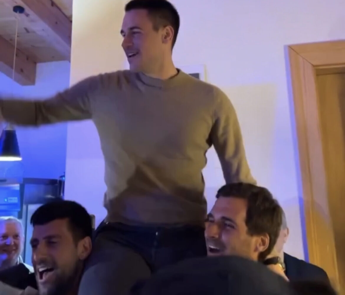 Žurka za pamćenje kod Đokovića: Novak i Marko nose ponosnog tatu na ramenima, dok pevaju pesmu „Mali gospodin“ 