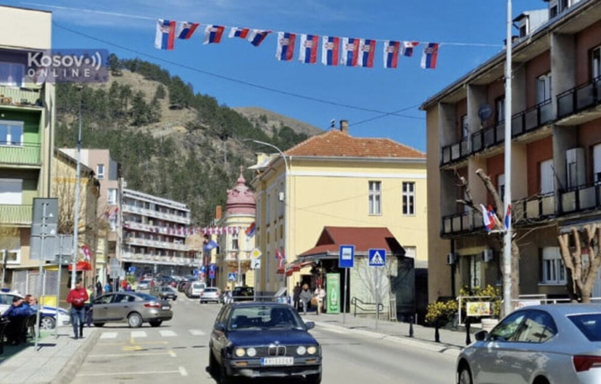 RAŠKA SVA OKIĆENA UOČI DOLASKA PREDSEDNIKA SRBIJE: Vijore se trobojke pred sastanak s kosmetskim Srbima