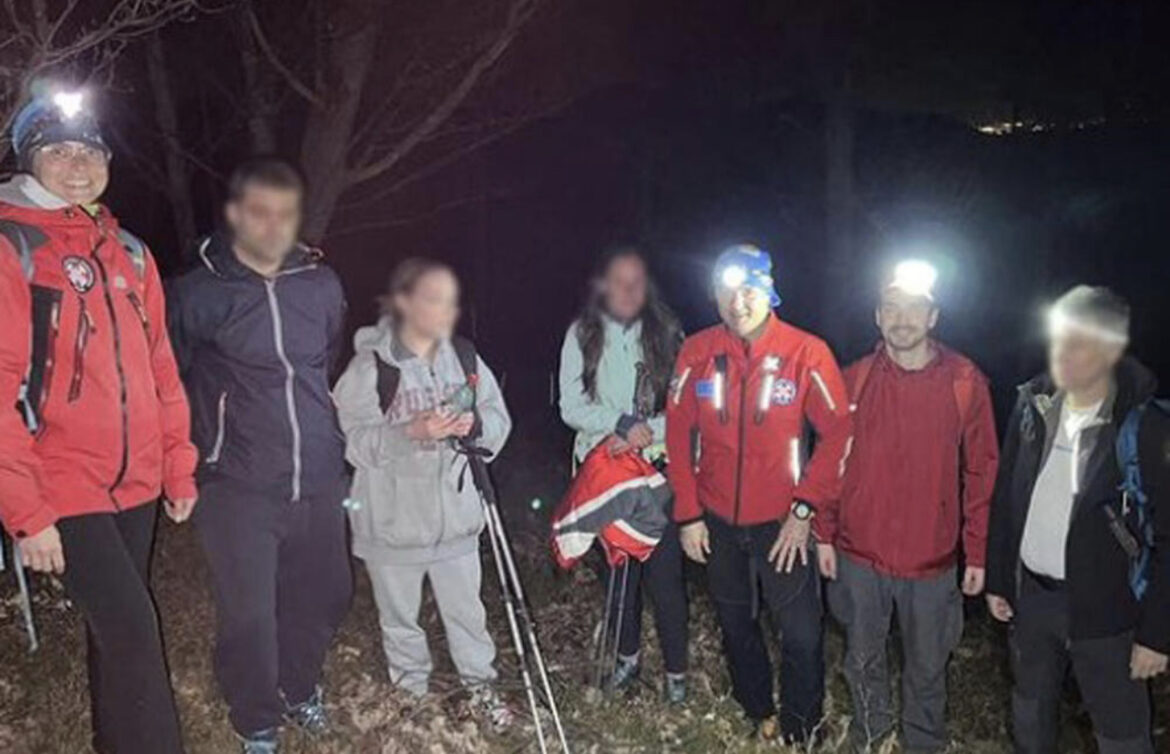 JUNACI IZ GORSKE SLUŽBE NOĆAS EVAKUISALI TROJE PLANINARA SA TROGLAVA: Troje mladih ovako se izgubilo u planinskom bespuću (FOTO) 