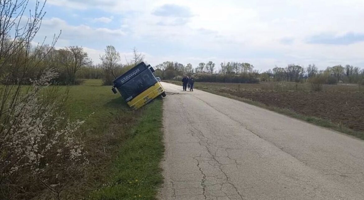 AUTOBUS SLETIO SA PUTA! Sedam osoba je povređeno, većinom srednjoškolci, vozač izgubio kontrolu i završiou kanalu 