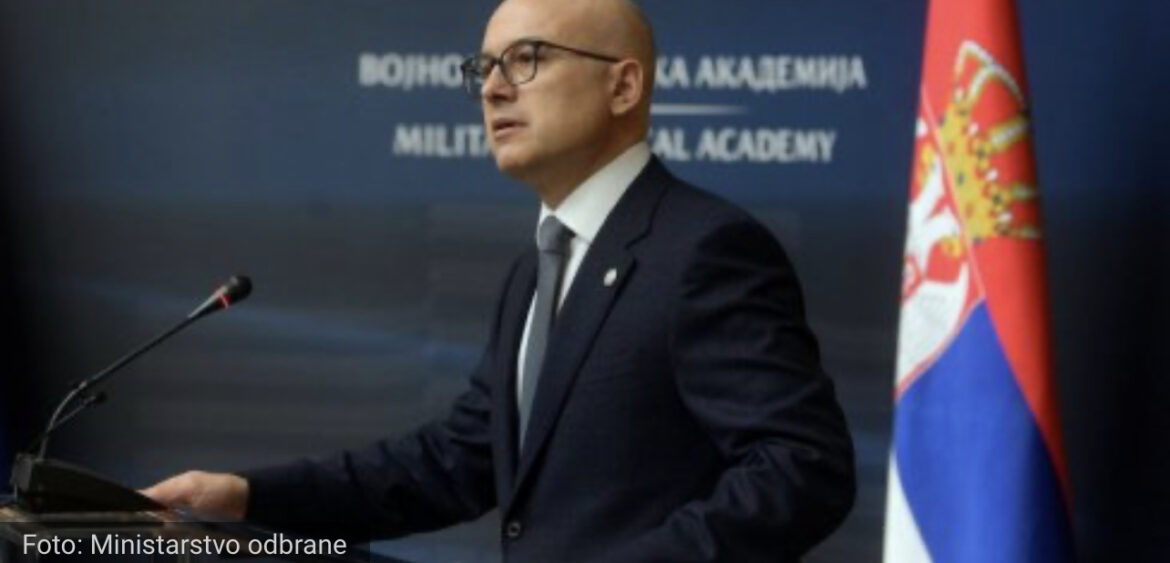 LAŽ JE DA ŠALJEMO ORUŽJE U UKRAJINU: Ministar odbrane Vučević o „saznanjima“ Rojtersa