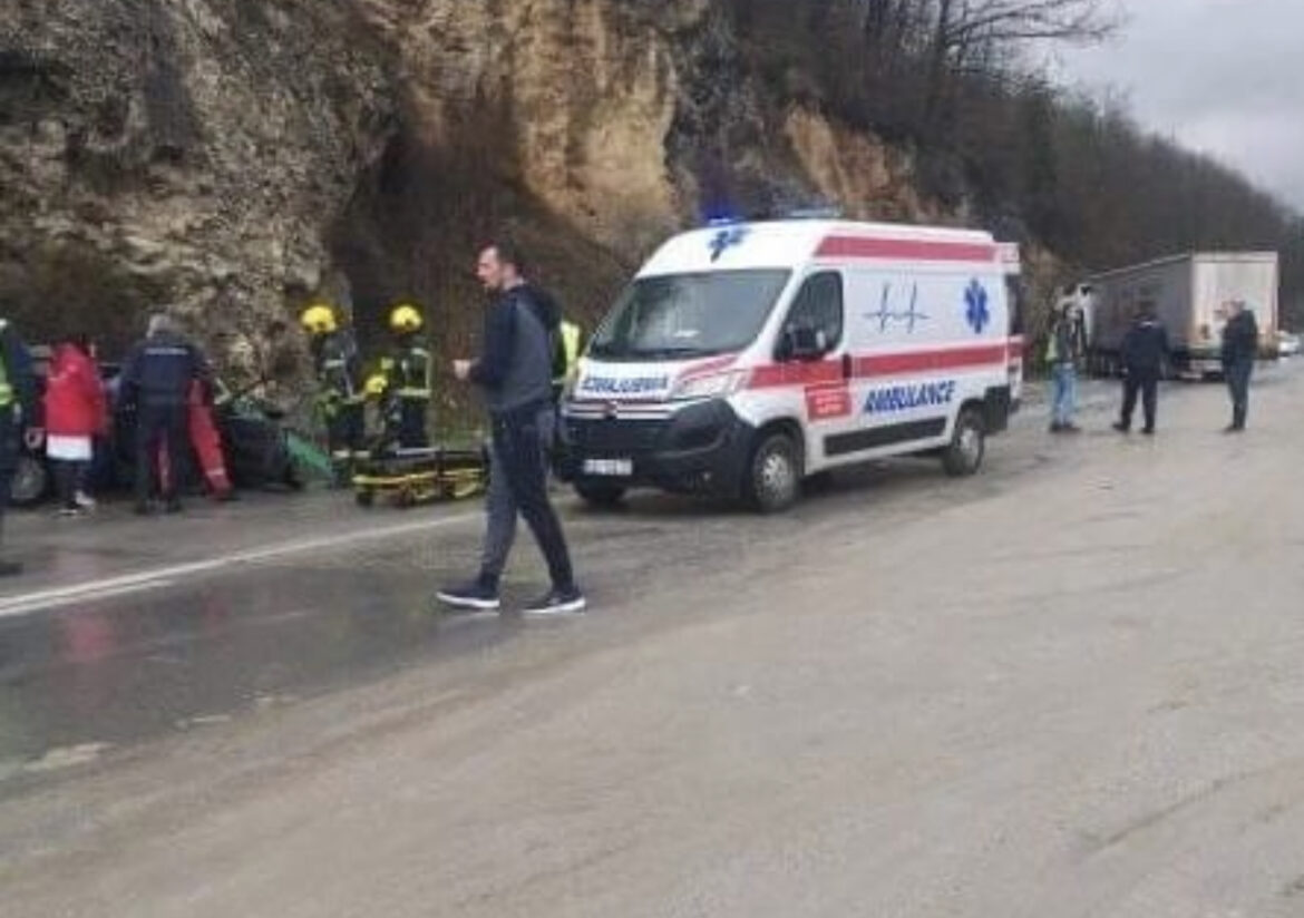 TEŠKA SAOBRAĆAJNA NESREĆA KOD ZLATIBORA: Vatrogasci seku vozilo da dođu do putnika (FOTO)