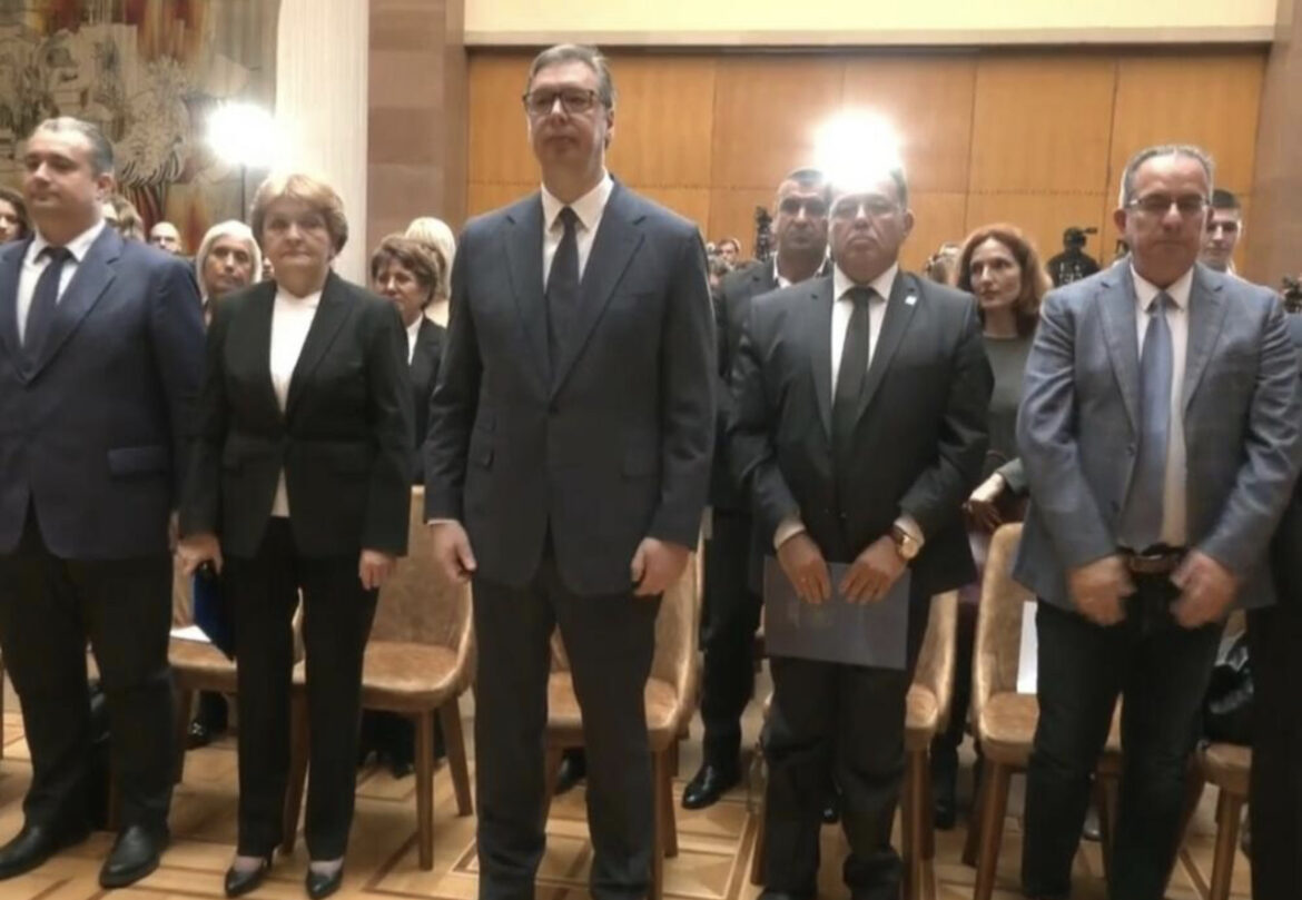UŽIVO SVEČANOST U PALATI SRBIJA, VELIKI DAN ZA DIPLOMCE MEDICINE: Predsednik Vučić uručuje ugovore najboljima u Srbiji! 