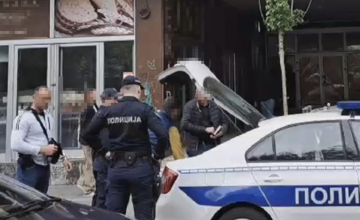 POGLEDAJTE HAPŠENJE OCA DEČAKA KOJI JE POČINIO MASAKR NA VRAČARU: Policija iznela kompjutere iz njegovog stana (FOTO)
