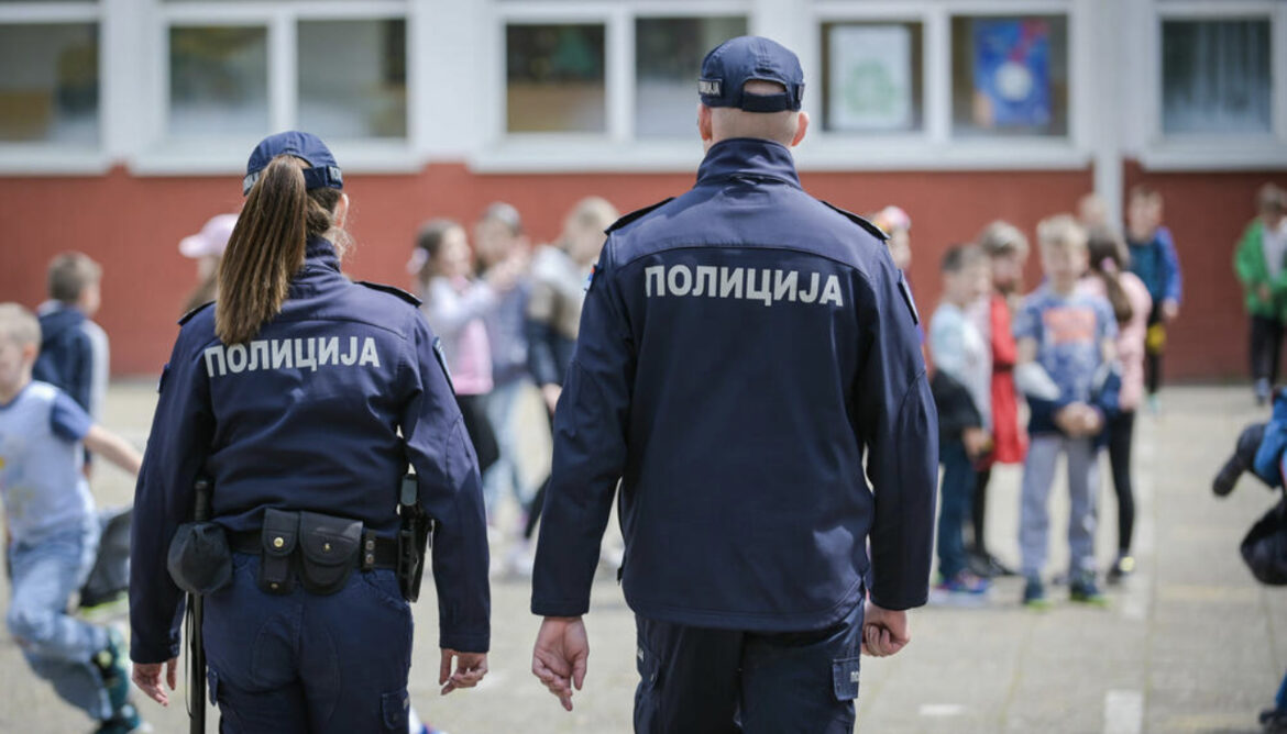 POJAČANO PRISUSTVO POLICIJE U SVIM ŠKOLAMA U SRBIJI: Evo koje sve jedinice MUP čuvaju osnovce i srednjoškolce! (FOTO) 