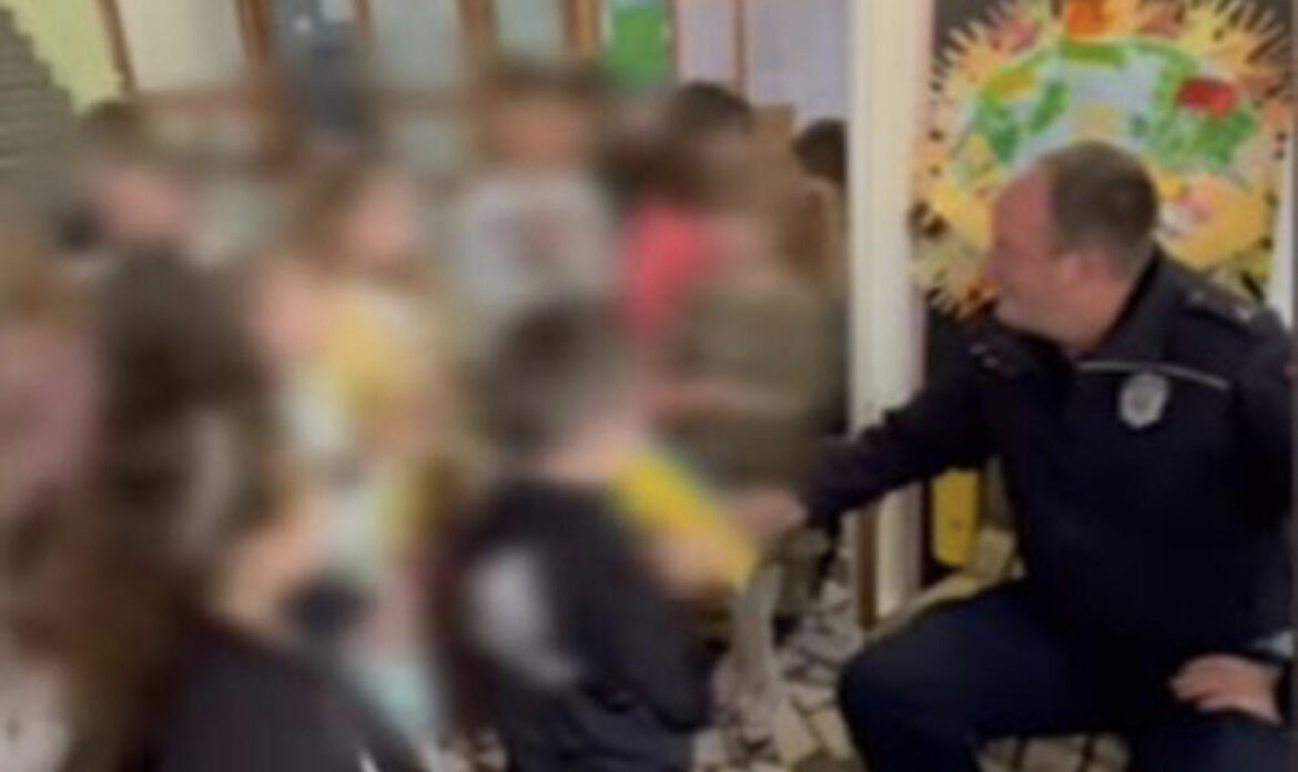 LJUBAV DECE JE NAIJSKRENIJA: Dirljiv snimak, mališani u Novom Sadu priredili svom školskom policajcu NEZABORAVAN ROĐENDAN (VIDEO) 