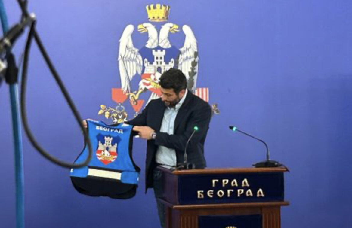 Šapić predstavio još jedan novitet: Evo ko će sve nositi prsluk grada Beograda