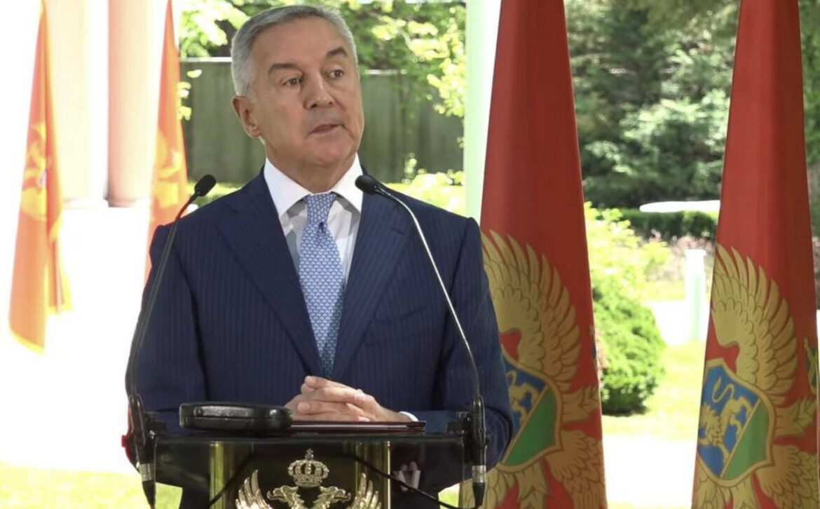 MILA IZNEŠE NA KANT: Đukanović se i zvanično oprostio od fotelje, a JEDNA SCENA postala apsolutni hit na društvenim mrežama (FOTO) 