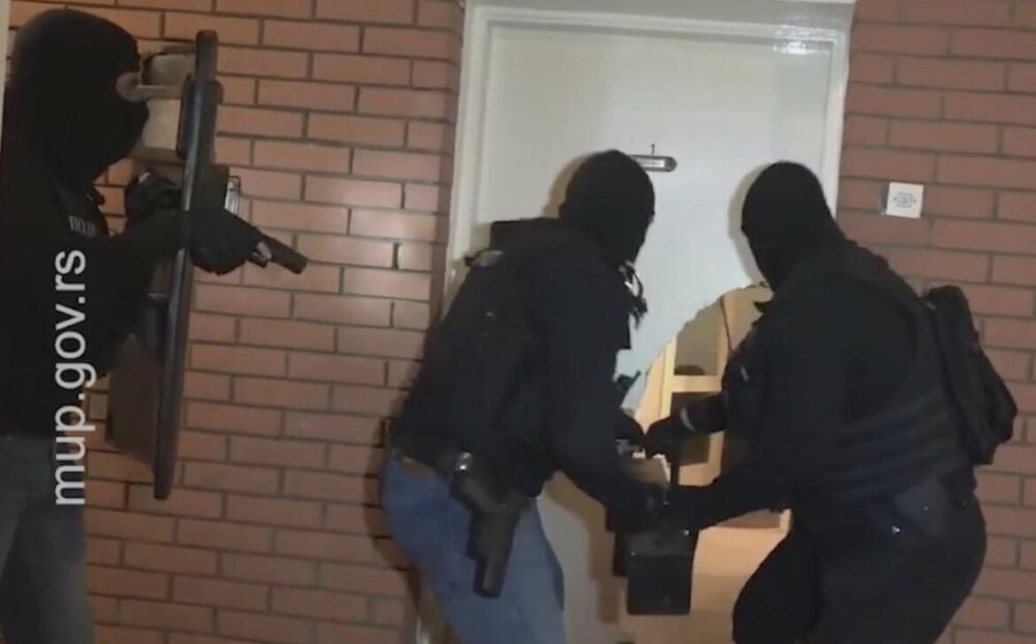 MEĐU 6 MAKROA, ČAK 3 ŽENE?! Imaju po 40, 30 i 34 godine, a ovo je u kriminalnoj grupi bio njihov zadatak! NOVI SNIMAK HAPŠENJA