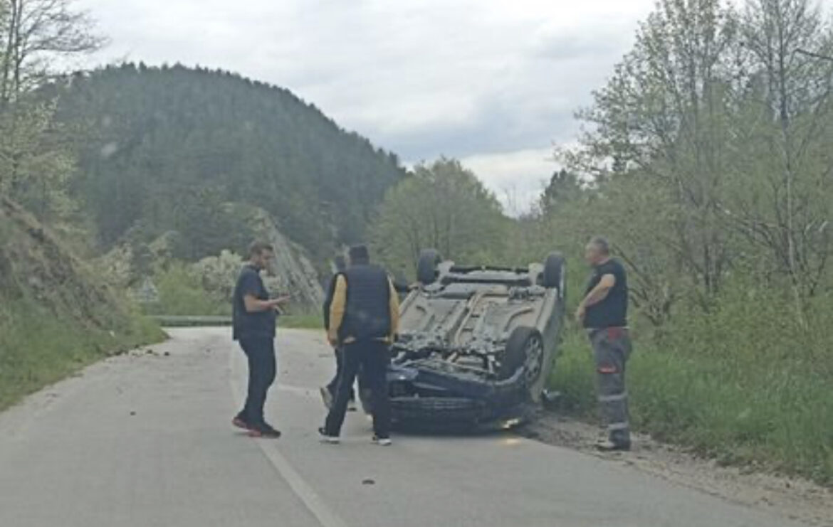 Automobil prevrnut na krov stoji nasred kolovoza: Saobraćajna nezgoda u rizičnoj klisuri kod Čačka 