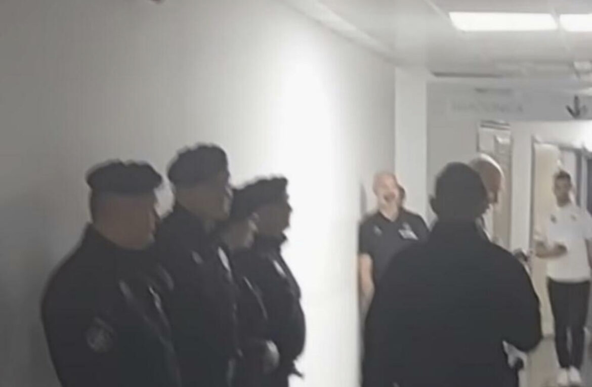 NAORUŽANI POLICAJCLI ČUVAJU KOŠARKAŠE REALA ČAK I U HODNICIMA ARENE: Pogledajte šokantne detalje sa treninga Madriđana (VIDEO) 