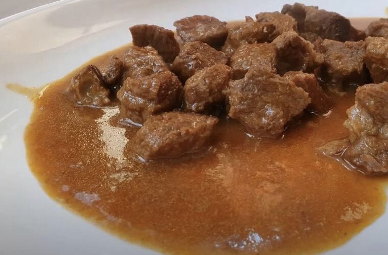 ORIGINALNI RECEPT ZA ČUVENI MAĐARSKI GULAŠ: Mekano meso u ukusnom&hellip;
