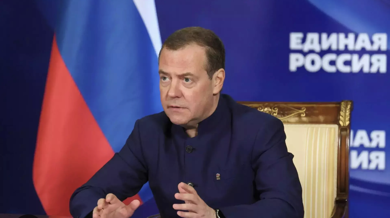 MEDVEDEV OŠTRO OPLEO: Amerikanci biraju između starca sa akutnom demencijom&hellip;